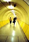 King´s Cross, London, Großbritannien: Überlanger Tunnel-Fluchtweg über im Brandfall auch der Rauch abziehen würde (Fluchtweg = Entrauchungskanal).